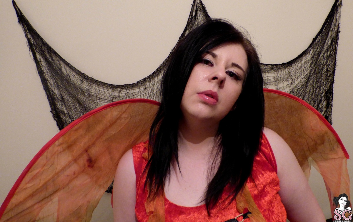 emilyjade-satansqueen-03.jpg