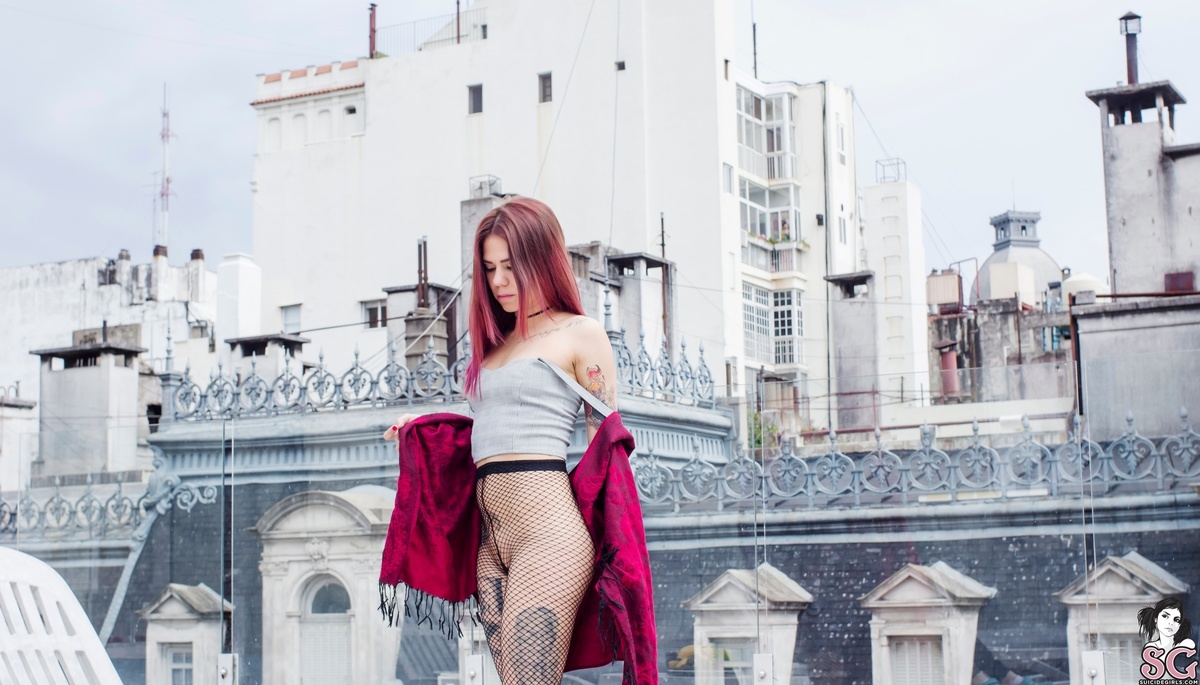 isanna-nudeontop-07.jpg