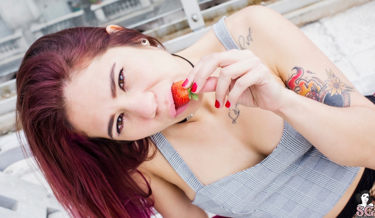 isanna-nudeontop-13.jpg