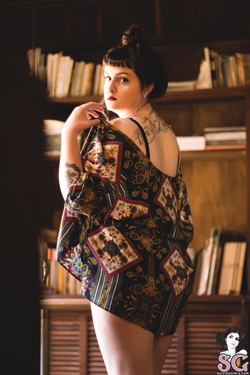 bela-nakedinthelibrary-05.jpg