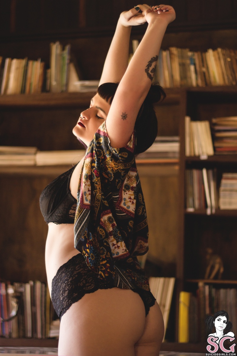 bela-nakedinthelibrary-13.jpg