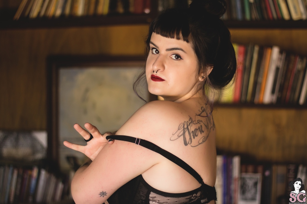 bela-nakedinthelibrary-19.jpg