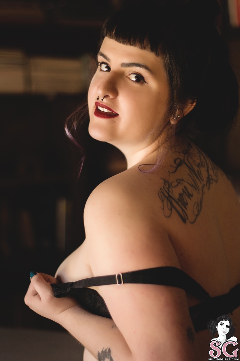 bela-nakedinthelibrary-23.jpg
