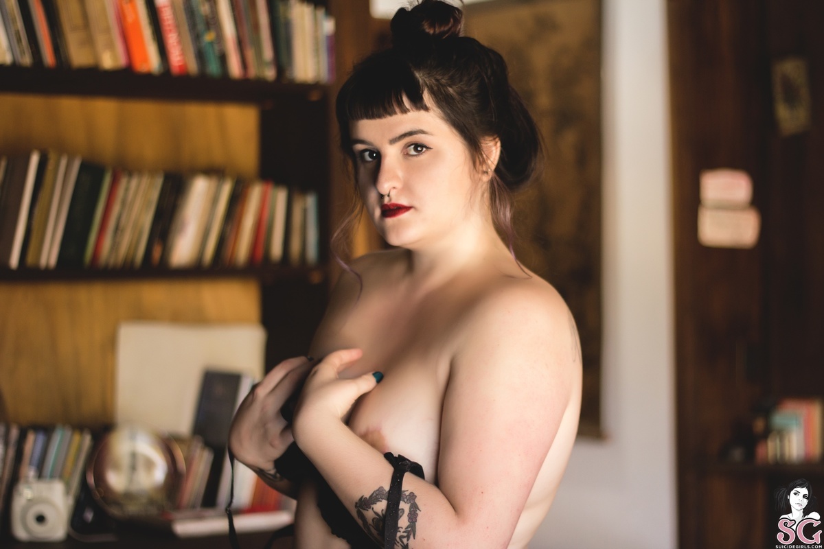 bela-nakedinthelibrary-27.jpg