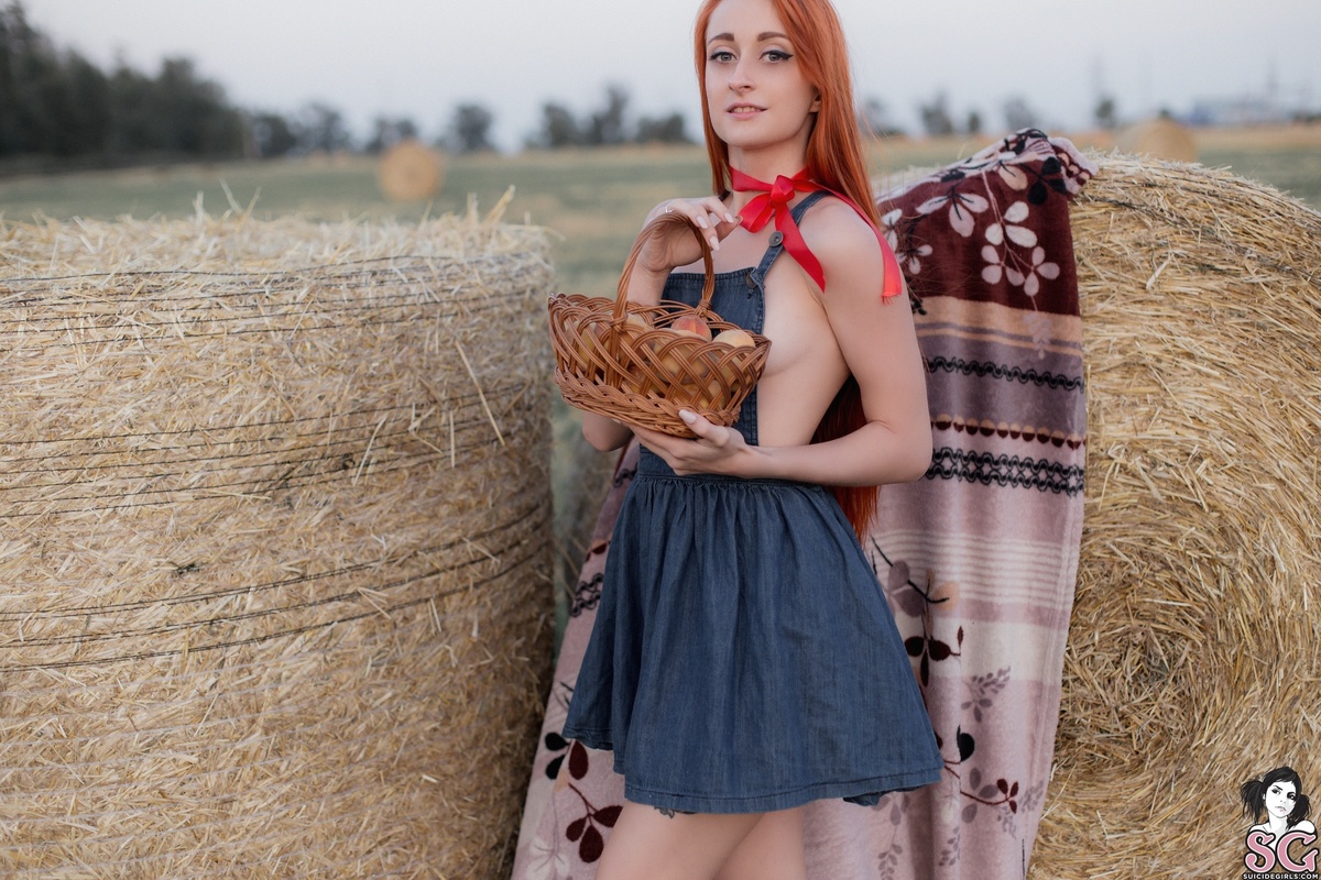 avari-girlwithpeaches-01.jpg