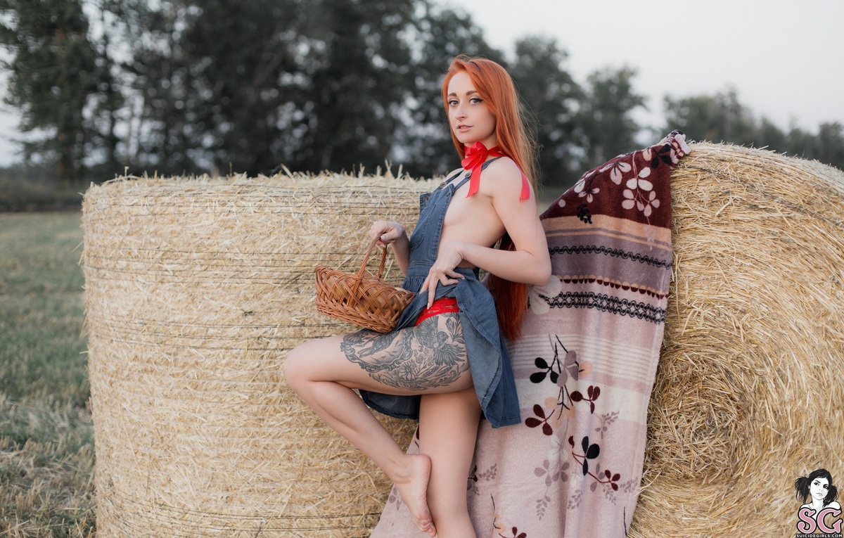 avari-girlwithpeaches-03.jpg