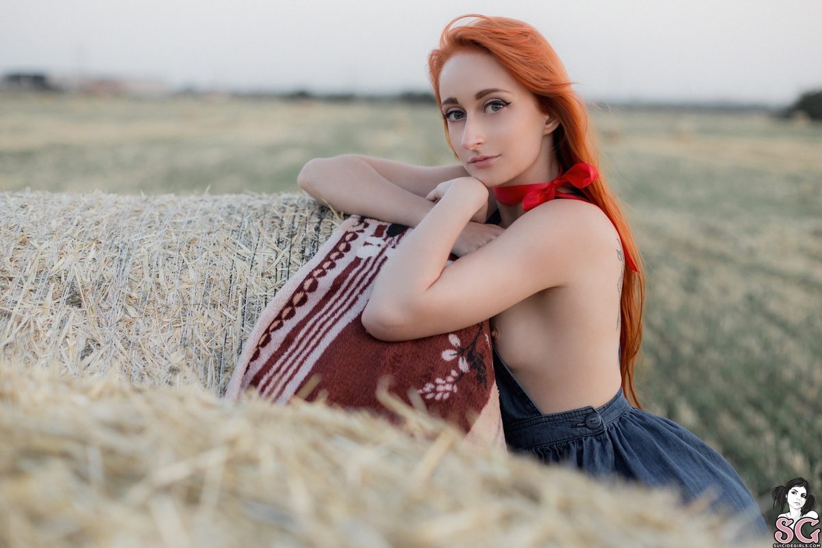 avari-girlwithpeaches-07.jpg