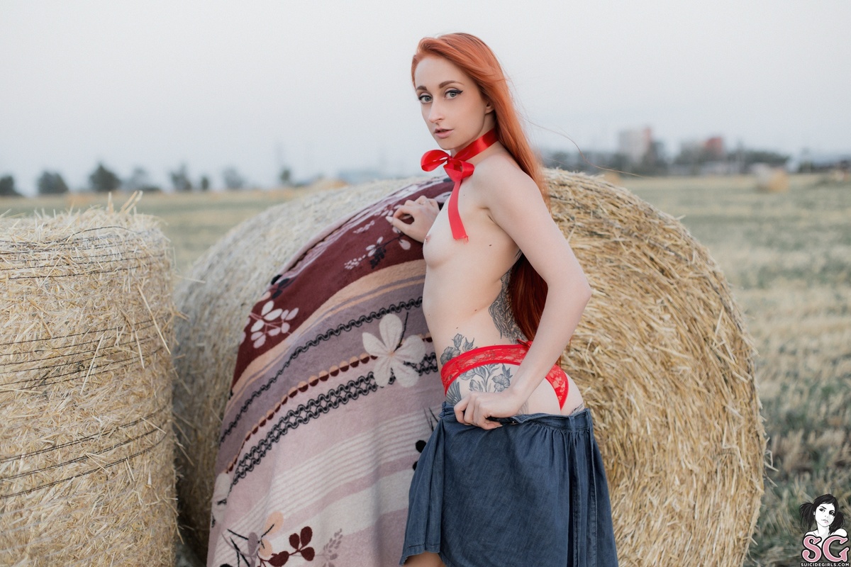 avari-girlwithpeaches-13.jpg