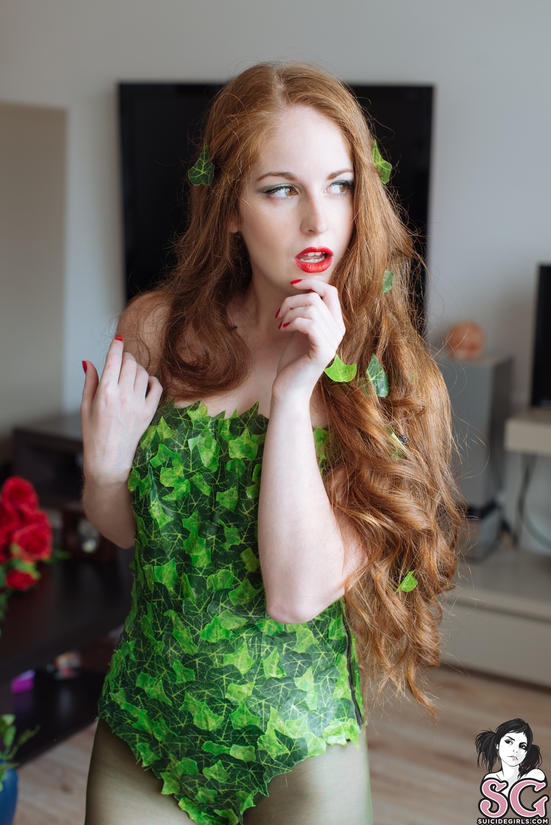 redvenom-poisonivyathome-03.jpg