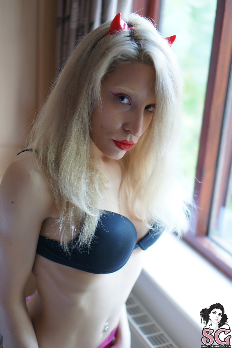 ladynahga-devilisheyes-13.jpg
