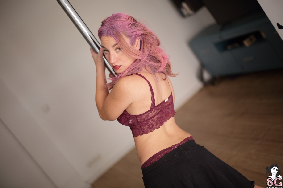 lilithsaxs-pole-01.jpg