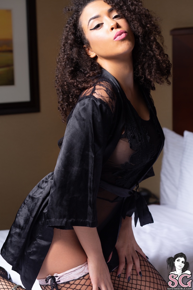 stacyluxxx-meetinginmybedroom-07.jpg