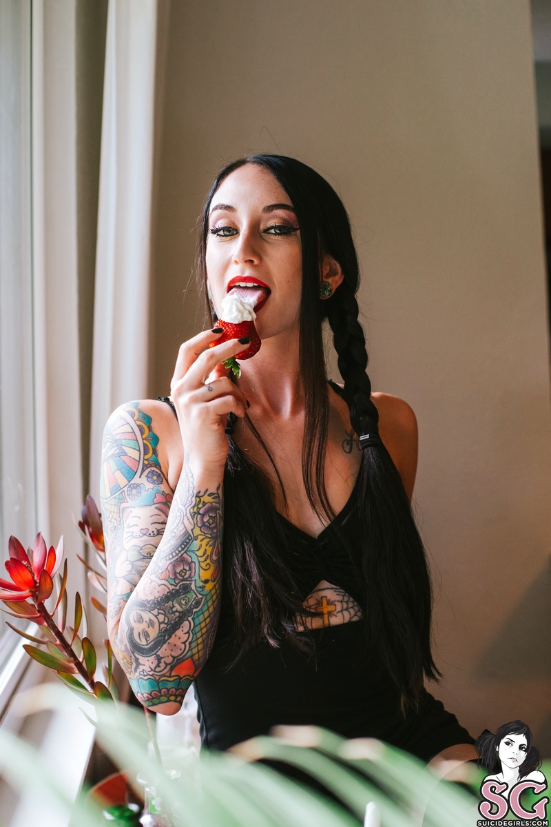 raeganhopek-strawberriesandcream-07.jpg
