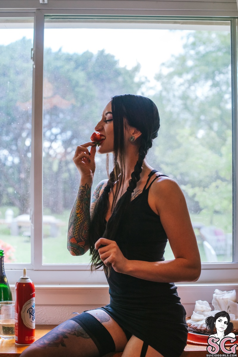 raeganhopek-strawberriesandcream-09.jpg