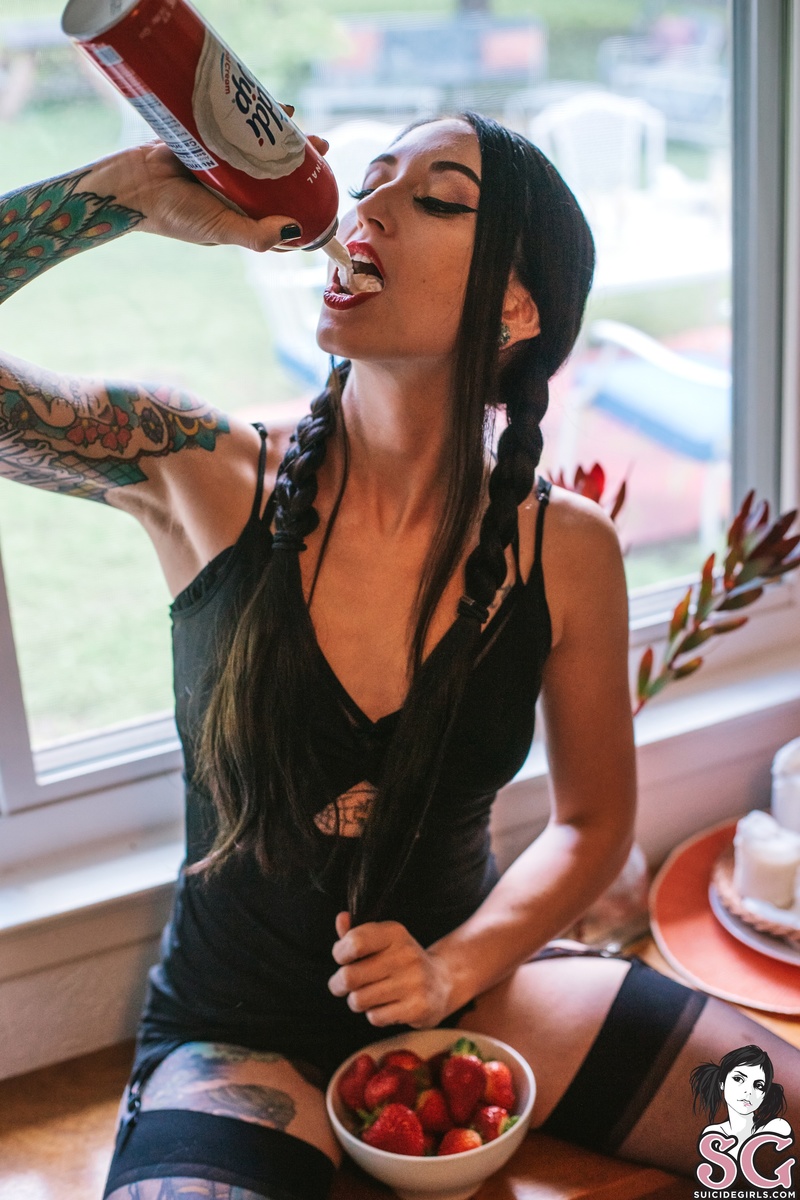 raeganhopek-strawberriesandcream-11.jpg