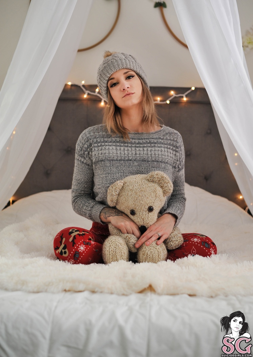 sallynotsosweet-santasnaughtyhelper-01.jpg