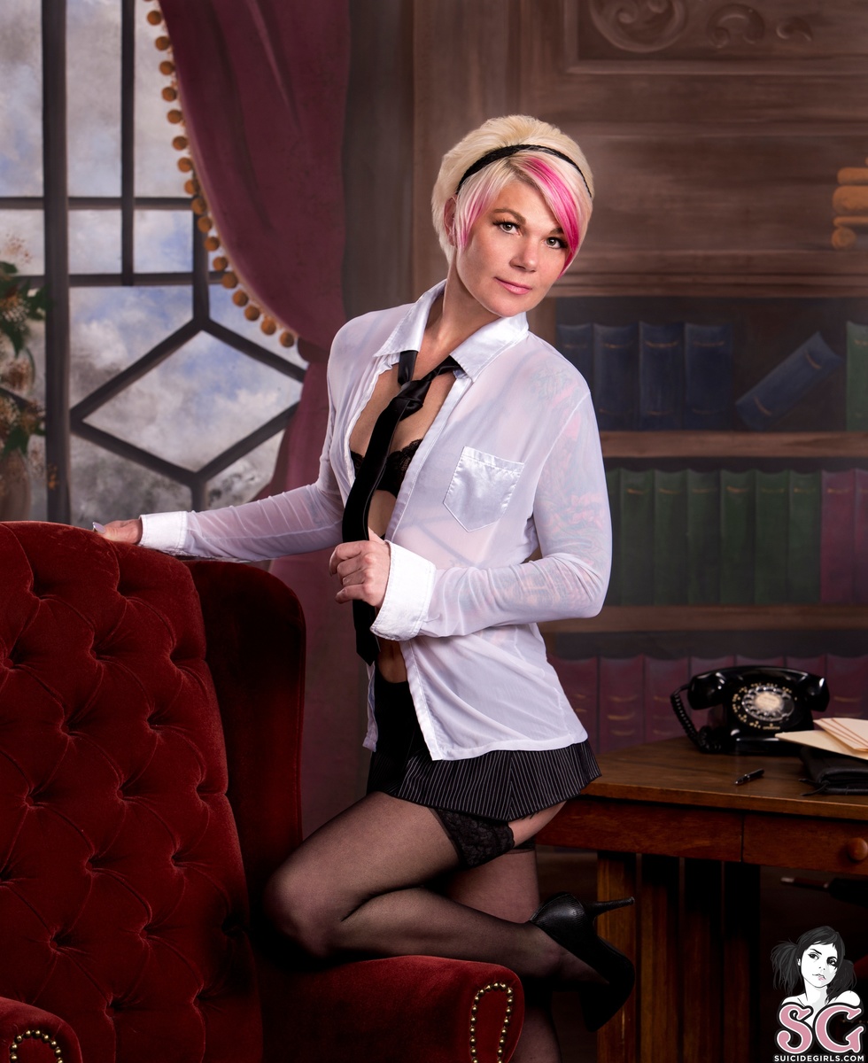bobbi1975-officegirl-03.jpg
