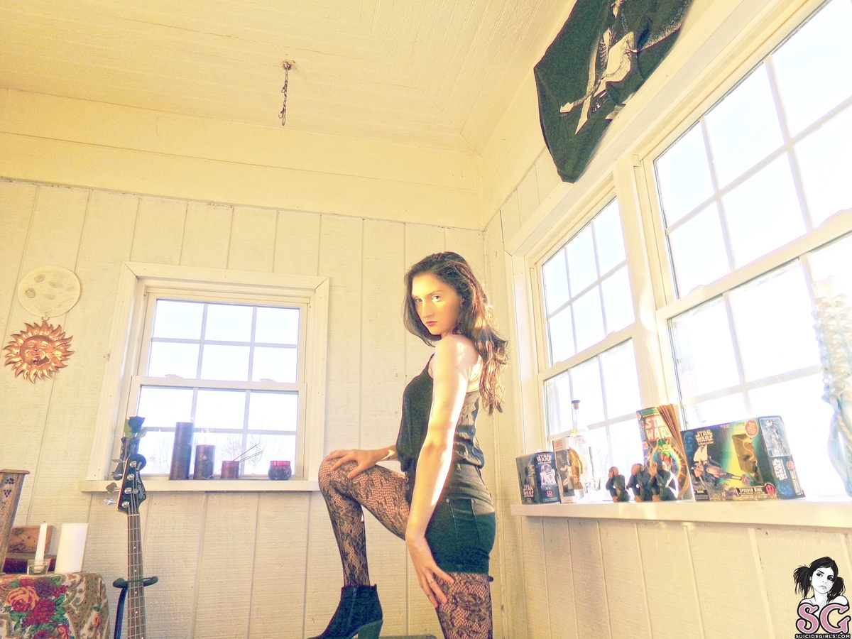 stephanieraeee-guitarsinthesunroom-01.jpg