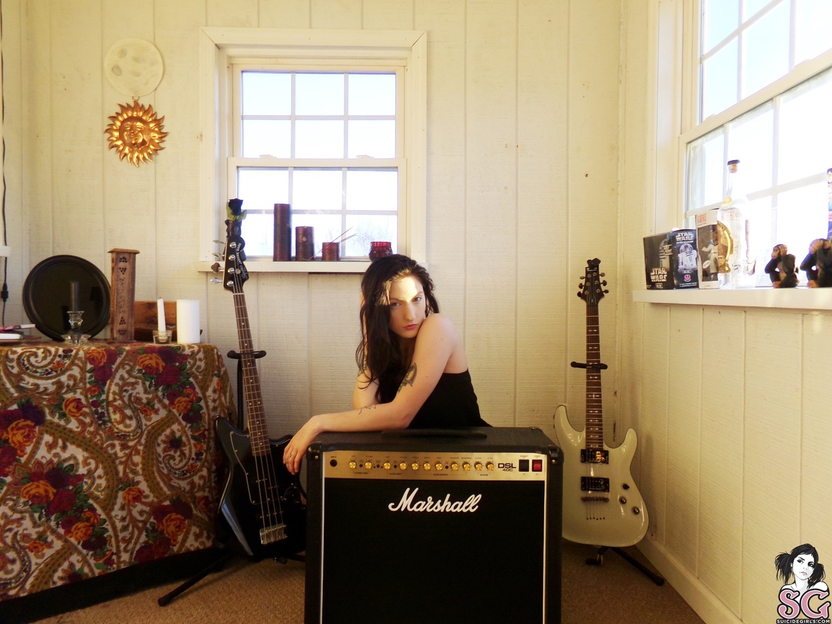 stephanieraeee-guitarsinthesunroom-05.jpg