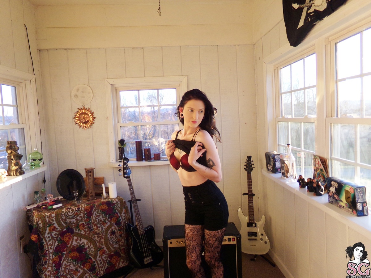 stephanieraeee-guitarsinthesunroom-07.jpg