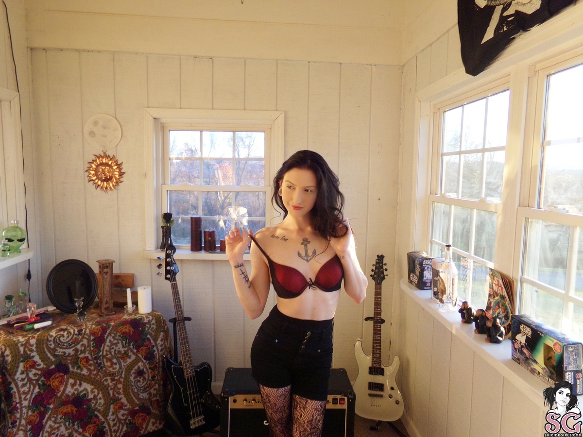 stephanieraeee-guitarsinthesunroom-09.jpg