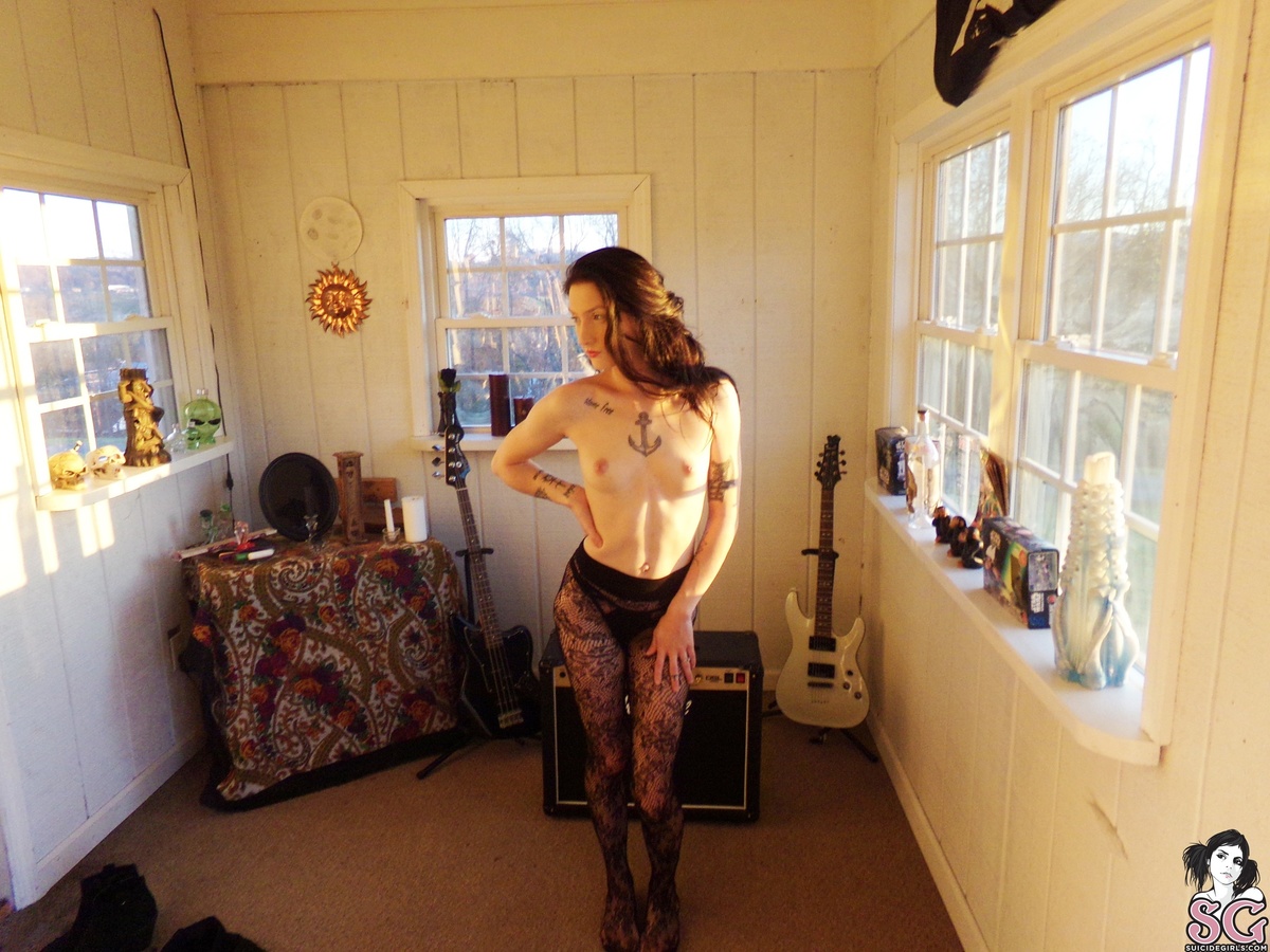 stephanieraeee-guitarsinthesunroom-13.jpg