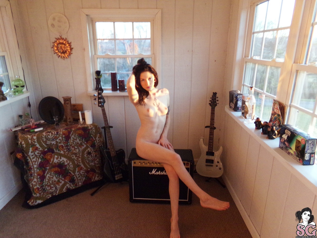 stephanieraeee-guitarsinthesunroom-19.jpg