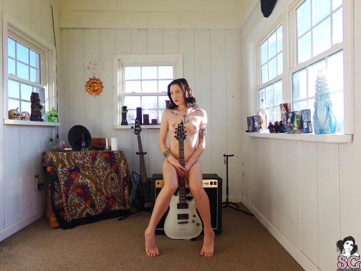 stephanieraeee-guitarsinthesunroom-31.jpg
