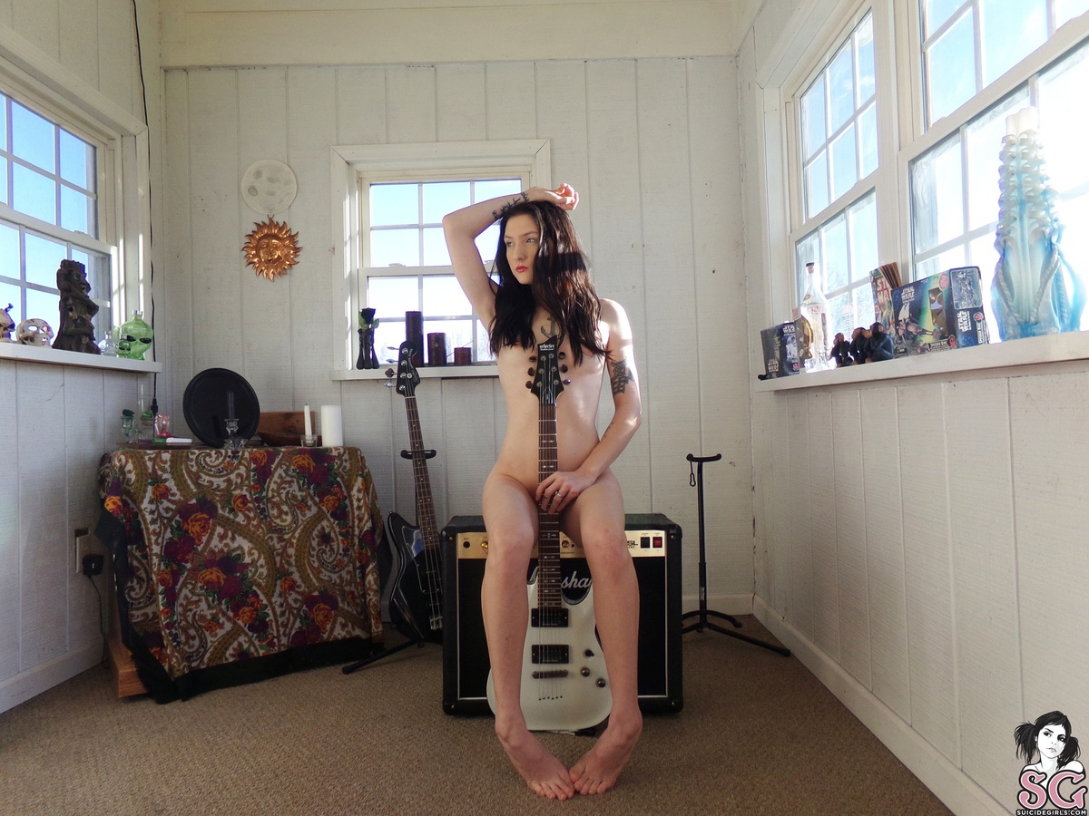 stephanieraeee-guitarsinthesunroom-33.jpg