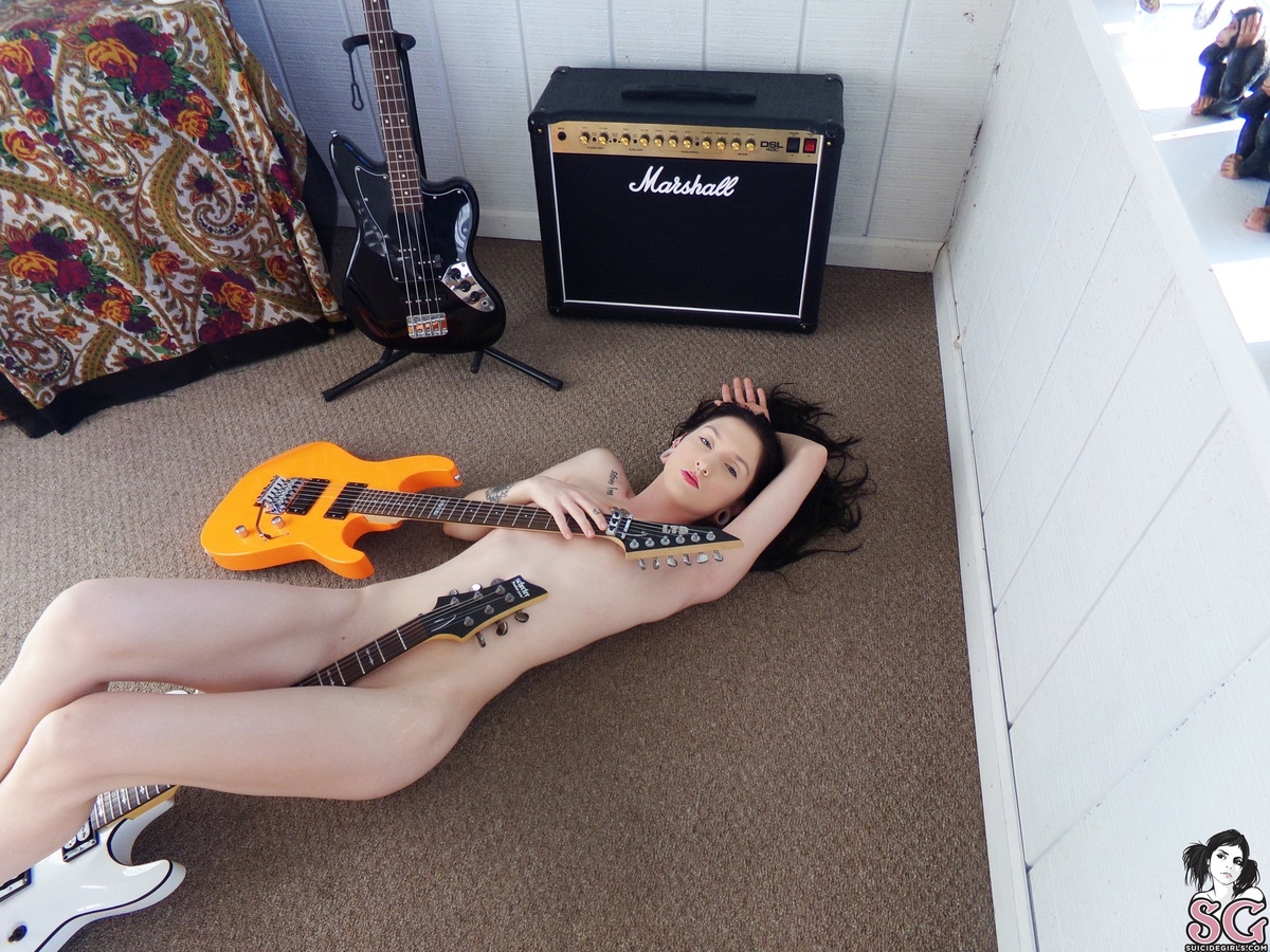 stephanieraeee-guitarsinthesunroom-37.jpg