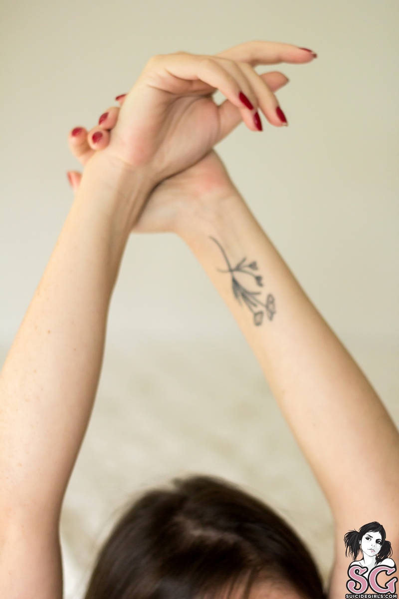 mermaidmari-helpmeoutofbed-33.jpg