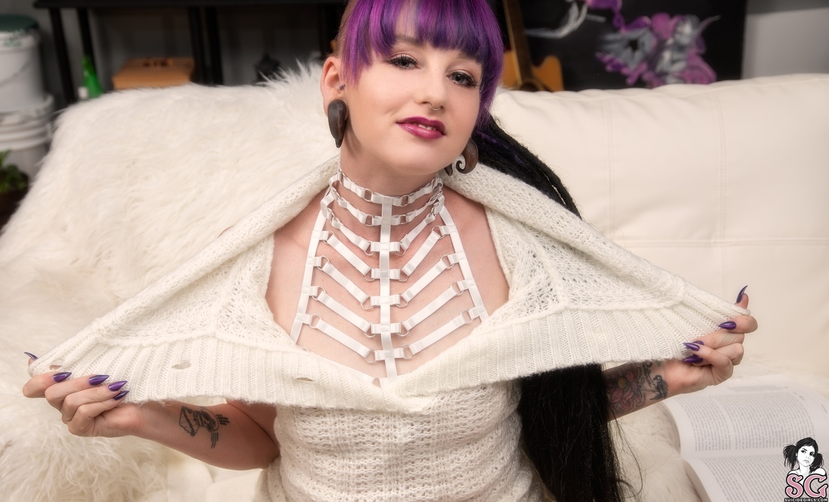 kinzy-scorpiowoman-11.jpg