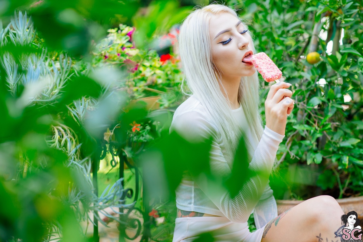 ivory-strawberrydrip-03.jpg