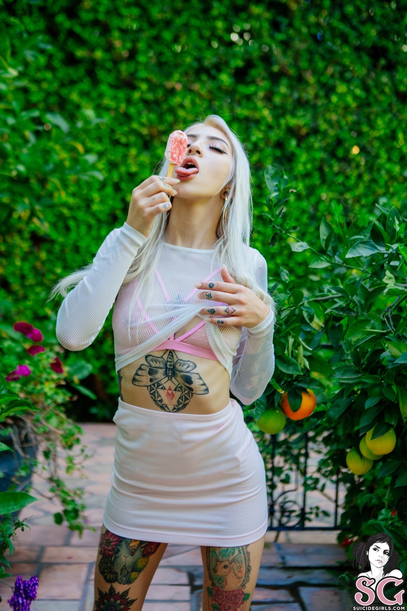 ivory-strawberrydrip-11.jpg