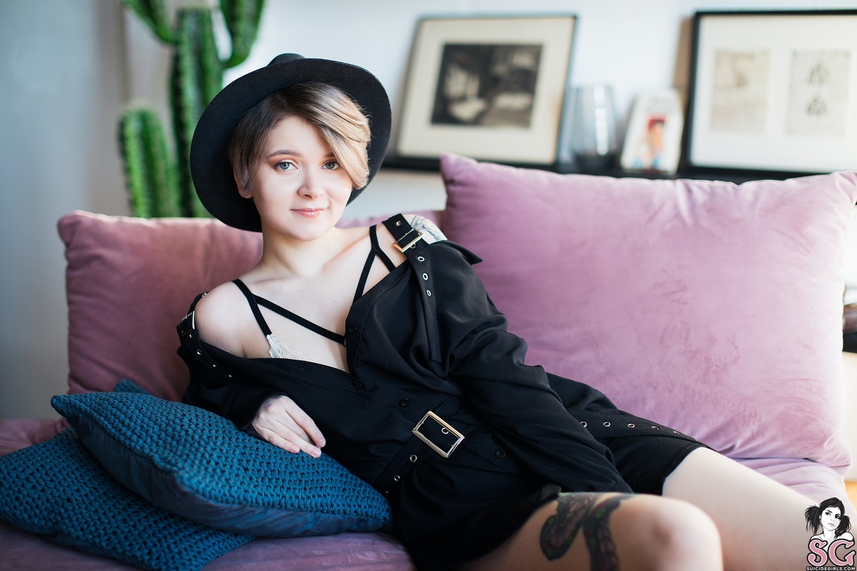 alicewonder-fedoragirl-01.jpg