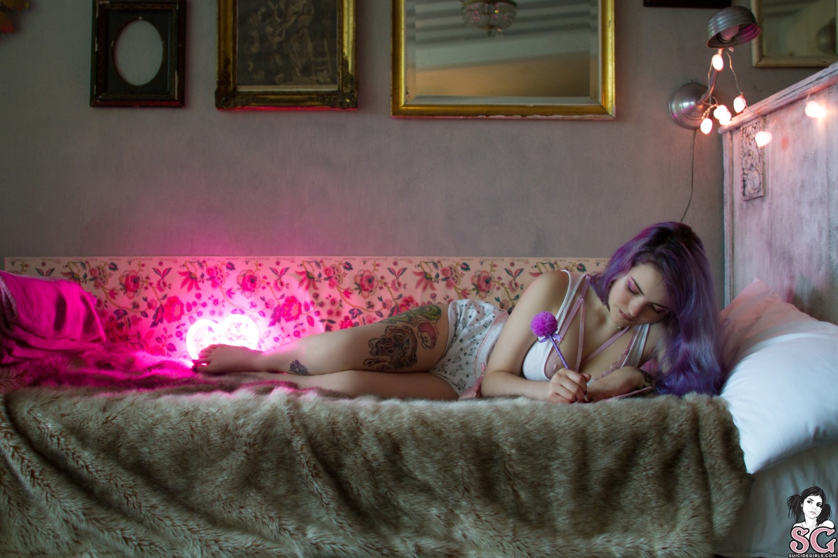 gloom-pinkparadise-01.jpg