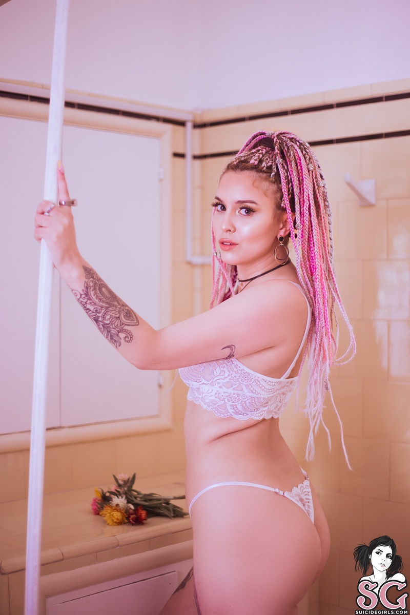candy-candyinthebathwithflowers-01.jpg