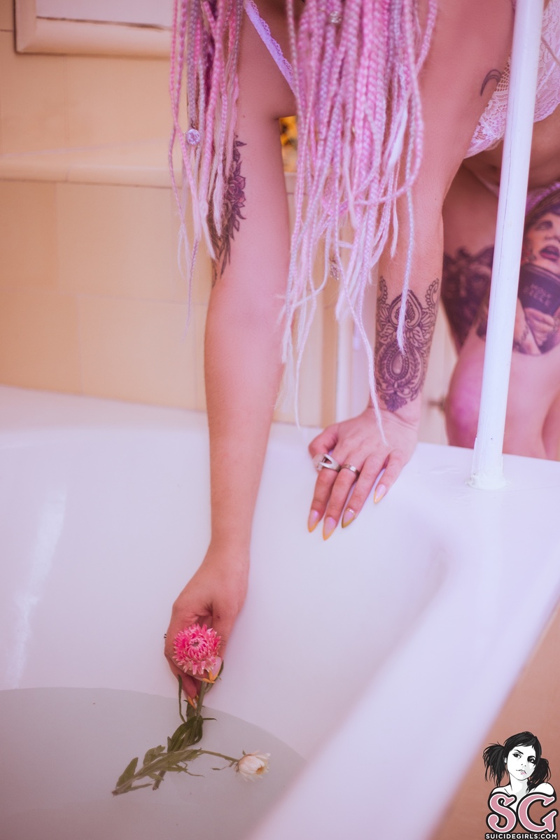 candy-candyinthebathwithflowers-05.jpg