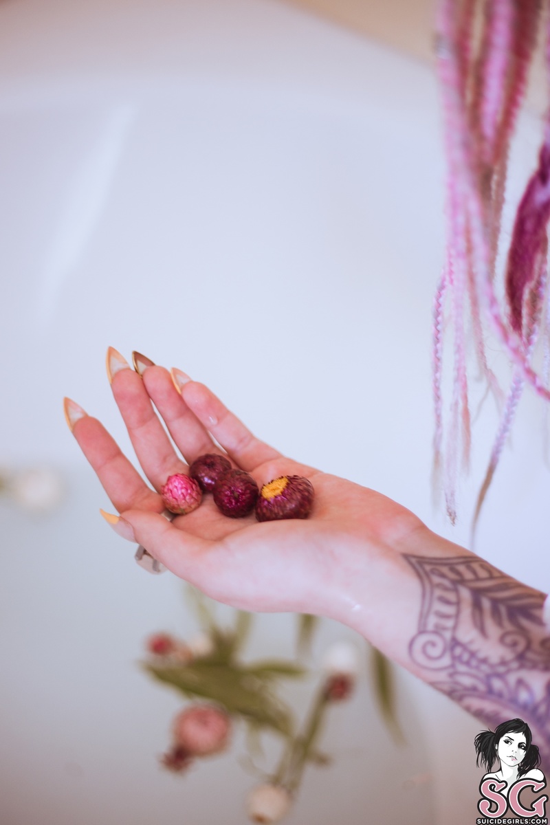 candy-candyinthebathwithflowers-07.jpg