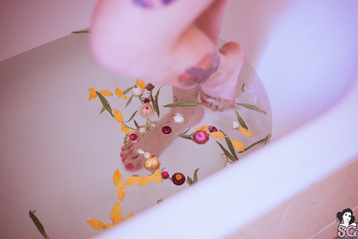 candy-candyinthebathwithflowers-17.jpg