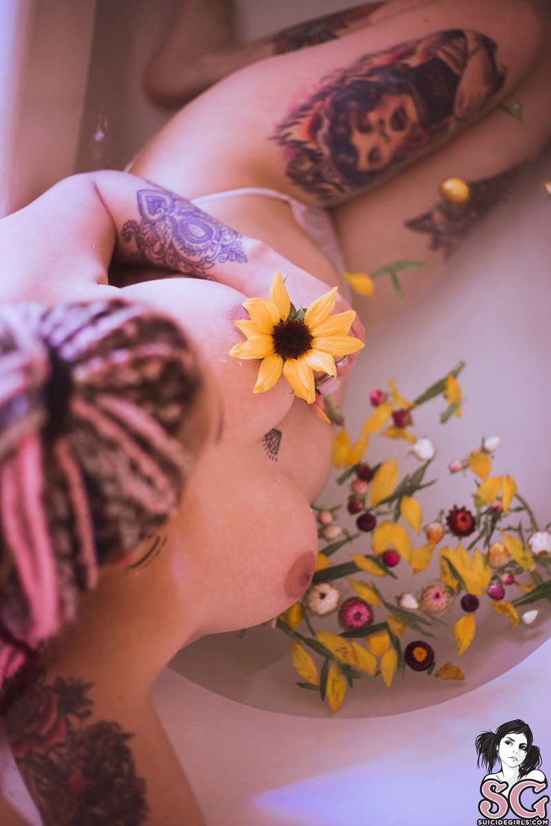 candy-candyinthebathwithflowers-37.jpg