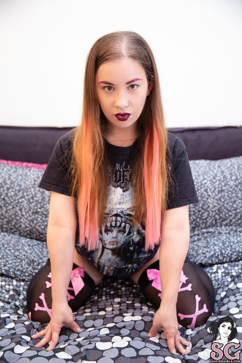 chrystabelle-cradleofpink-01.jpg