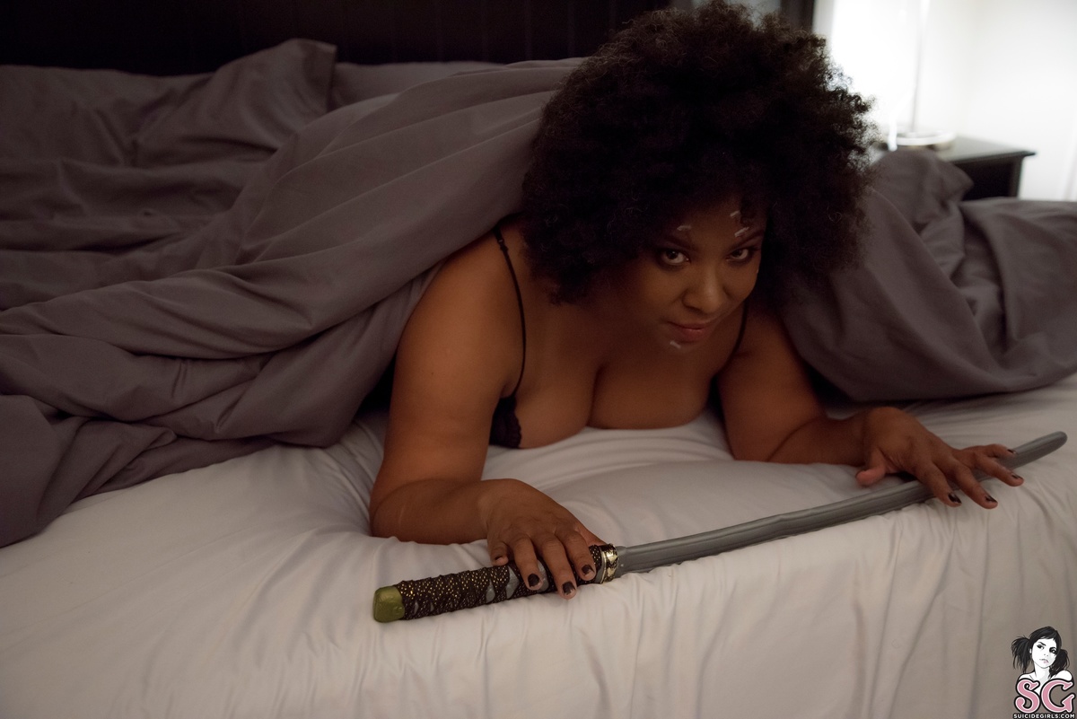 thickluvins-nightofthelivingbabe-03.jpg