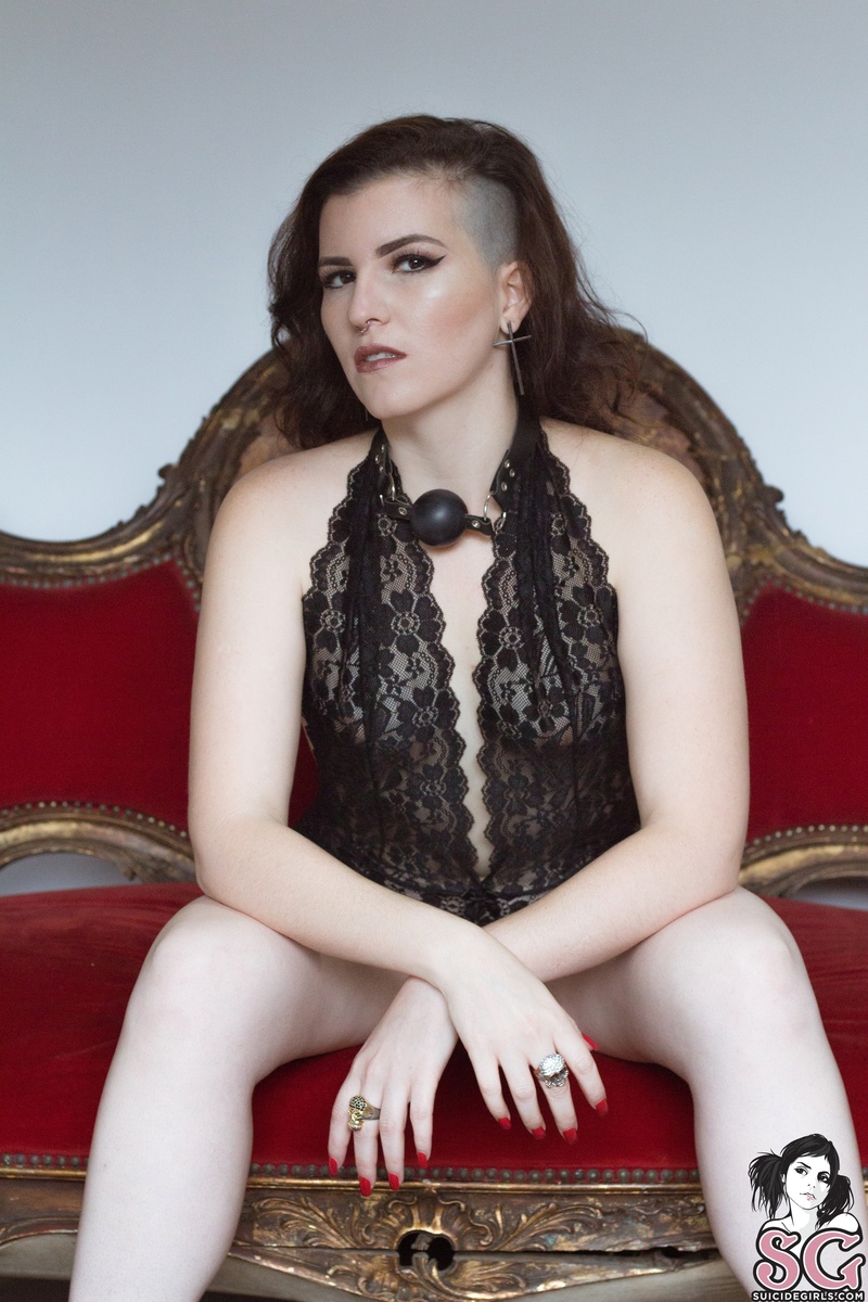 hayleyburns-perfectstrangers-01.jpg