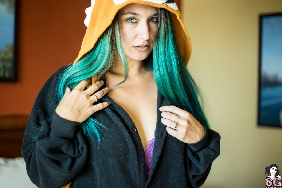 astr0-redpandaplaytime-03.jpg