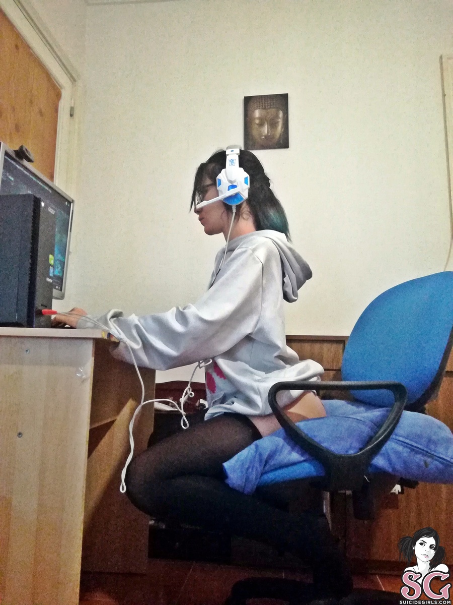 sairouse-gamergirl-01.jpg