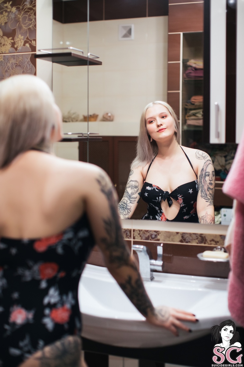 redkaya-temptationinthebathroom-01.jpg