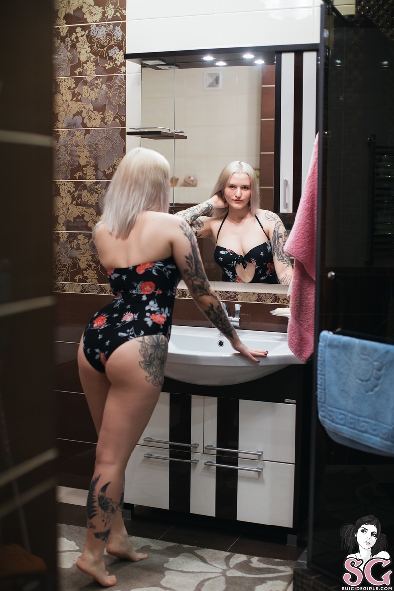 redkaya-temptationinthebathroom-03.jpg