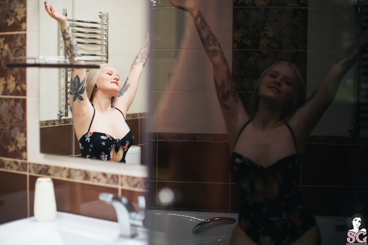redkaya-temptationinthebathroom-05.jpg
