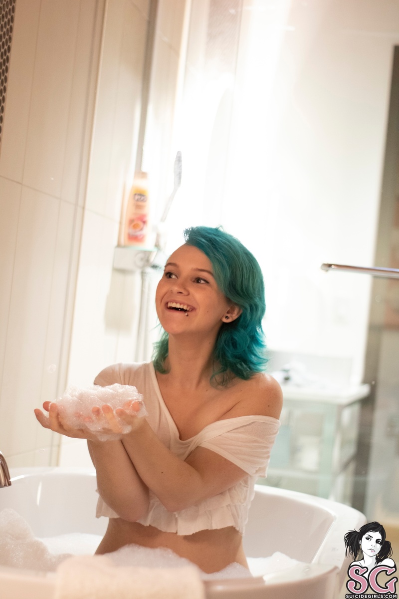 vickiwinters-slpishsplashtakingabath-21.jpg